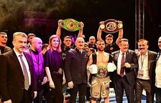 Şampiyon boksöre kemerini Bakan Karaismailoğlu...