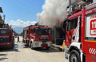 Sanayi sitesinde yangın çıktı: 2 dükkan ve otomobil...