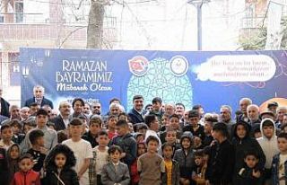 Şekerler ve harçlıklar Kahramankazan Belediye Başkanı...