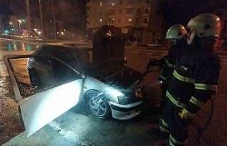 Seyir halindeki araç alev aldı