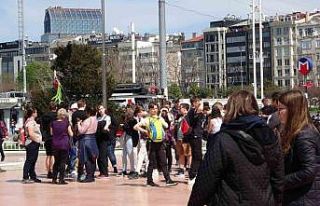 Sıcak havayı fırsat bilenler Taksim’e akın etti