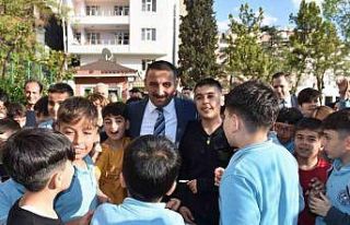 Siirt Valisi Hacıbektaşoğlu öğrencilerle bir...