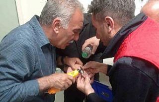 Siirt’te bir gencin parmağına sıkışan yüzük,...