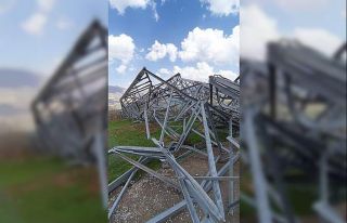 Siirt’te fırtınada devrilen direk fıstık ağaçlarının...