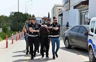 Silah kaçakçılığında kızını da kullanan babaya...