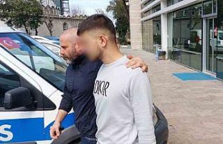Silahı kurcalarken arkadaşını kafasından vuran...