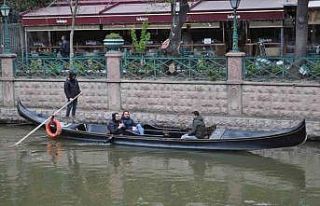 Soğuk havaya rağmen gondol keyfini sürdürdüler