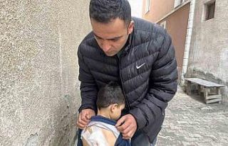 Sokak köpeklerinin saldırdığı 4 yaşındaki çocuk...