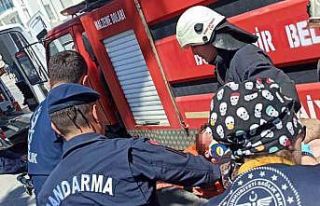 Sollama yaparken palmiyeye çarpan otomobilde sıkışan...