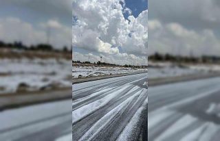 Suudi Arabistan’da dolu yağışı hayatı felç...