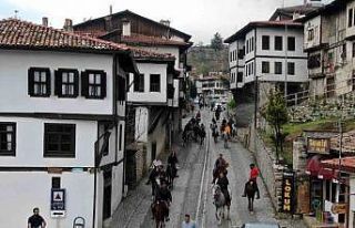 Tarihi şehrin sokaklarını atlarla gezdiler