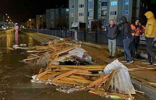 Tatvan’da fırtına bina çatısını uçurdu, 4...
