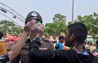 Tayland Başbakanı su savaşına katıldı