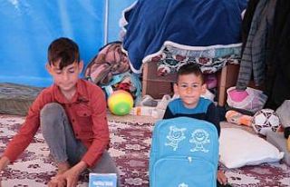 TDV çadır kentte kalan çocuklara okul seti dağıttı