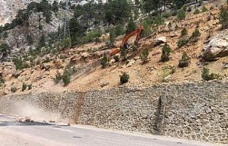 Tehlikeli kayaları temizleme çalışması sürüyor