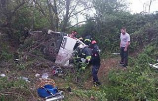 TEM’de servis minibüsü şarampole yuvarlandı:...