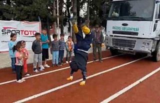 Temizlik ekibi mola verdi, çocukları eğlendirdi