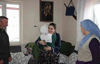 Teymur, bayramda şehit ailesi, gaziler ve depremzedeleri...