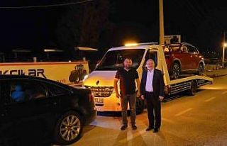 TOGG’u gören belediye başkanı çekicinin önünü...