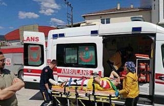 Tokat’ta motosiklet otomobile çarptı: 2 yaralı