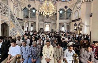 Tokyo Camii’nde bayram namazı 2 kez kılındı