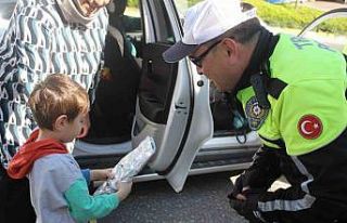 Trafik polisleri Marmaris girişinde sürücüleri...