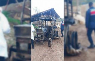 Traktörde çıkan yangın samanlığı da yaktı