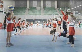 Trendyol, çadır kentlerde çocukları voleybolla...