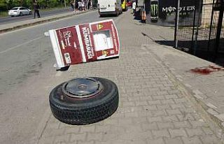 Tur otobüsünün kopan lastiği kaldırımdaki vatandaşı...