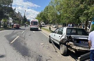 Üç aracın karıştığı kazada 2 kişi yaralandı