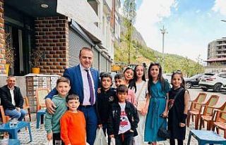 Uludere Belediye Başkanı Ürek, çocuklarla bayramlaştı