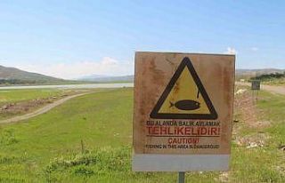 Umutlandıran görüntü, artık o tabeladan su görünüyor