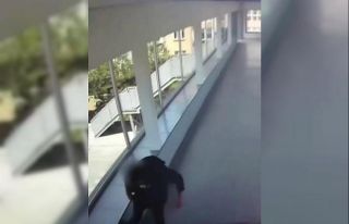 Üst geçitte yaşanan saldırı anı güvenlik kameralarına...