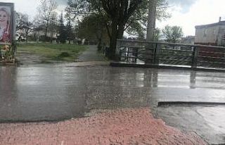 Uzunköprü’de sağanak yağış etkili oluyor