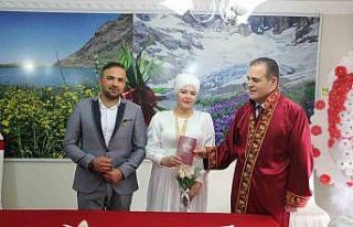 Vali Akbıyık depremzede çiftin nikahını kıydı