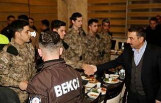 Vali Hacıbektaşoğlu, sahurda mahalle bekçileri...