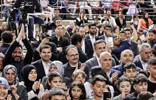 Vali Kızılkaya, çocuklarla birlikte çizgi film...