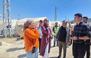 Vali Memiş, afetzede aileleri ilk bayramlarında...