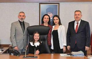 Vali olan küçük kız depremzedeler için protez...