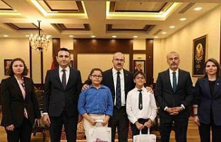 Valilik koltuğuna oturdu, “ Mahallere kütüphaneler...