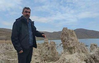 Van Gölü’nde sular çekilince ortaya çıktı