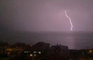 Van Gölü’ne düşen şimşekler geceyi gündüze...