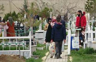 Van’da Arefe günü şehitlik ve mezarlıklar doldu...