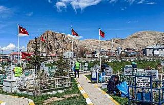 Van’da Ramazan Bayramı öncesi mezarlıklar temizlendi