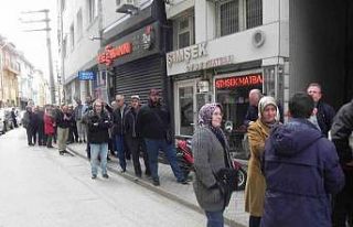 Vatandaşların metrelerce uzayan baklava kuyruğu