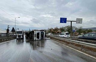 Virajda kontrolden çıkan tır devrildi, sürücü...