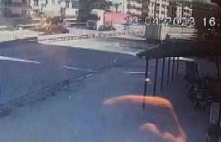 Virajı alamayan otomobil tıra çarparak takla attı:...