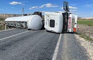 Yan yatan tanker Seyitgazi yolunu kapattı