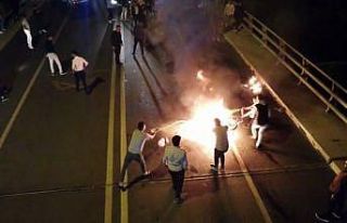 Yanan motosikleti söndürmek için mücadele ettiler