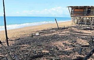 Yangında küle dönen otellere komşu çardaklar...